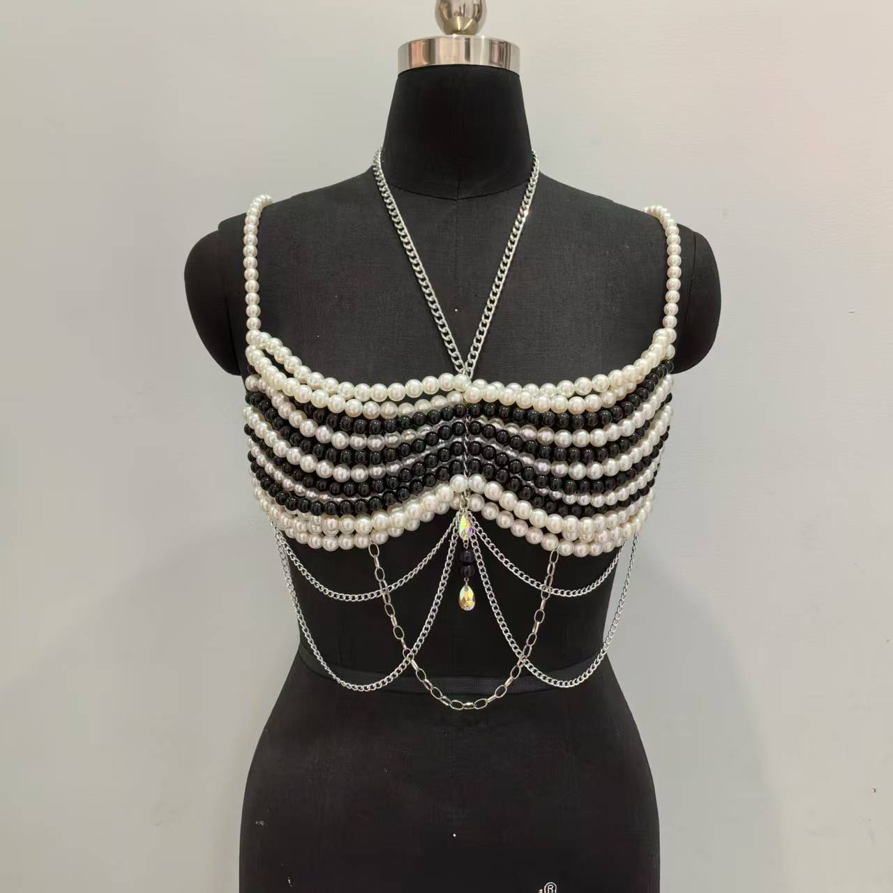 Black White Woven Plastic Pear - Body Jewelry Vest recension och pris