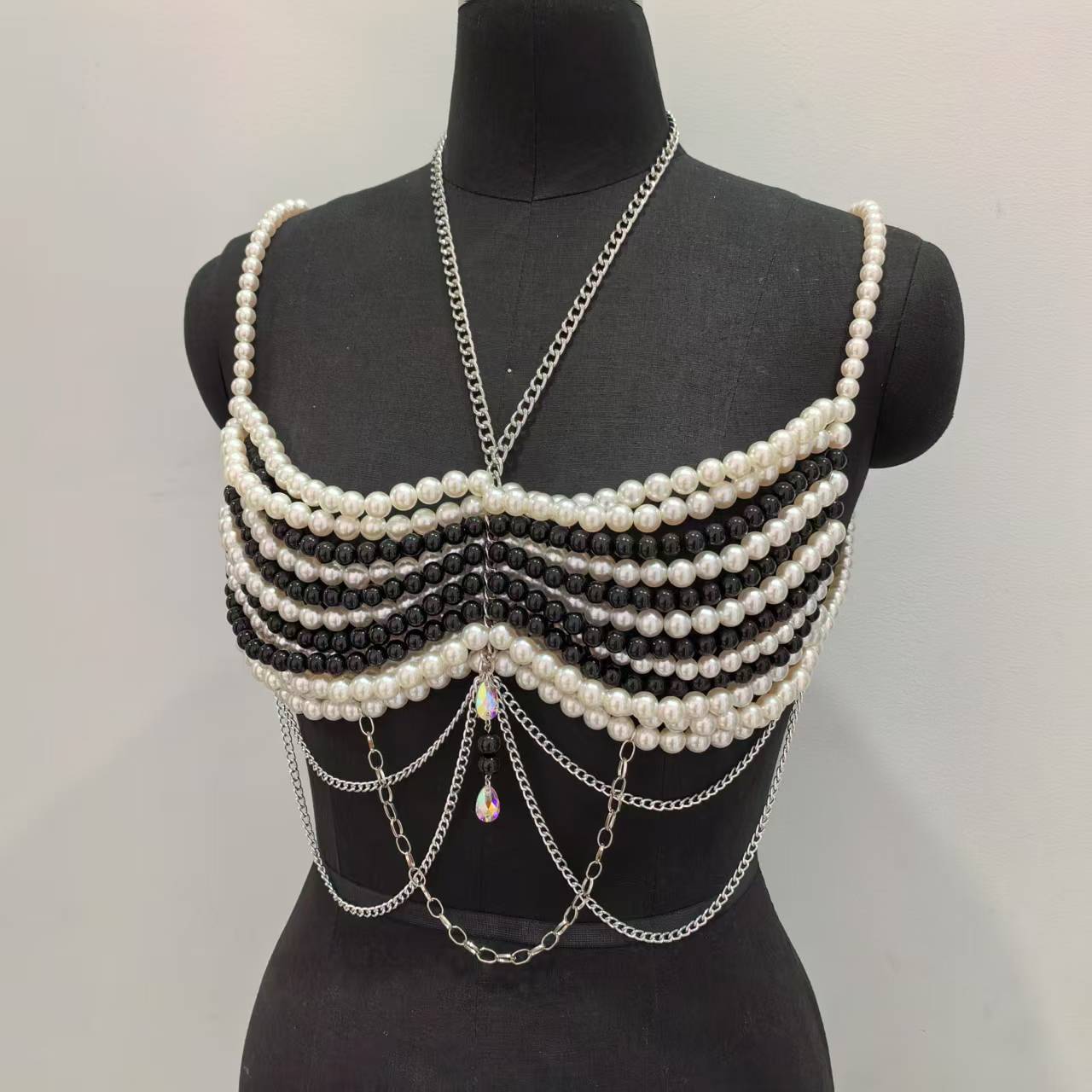Black White Woven Plastic Pear - Body Jewelry Vest recension och pris